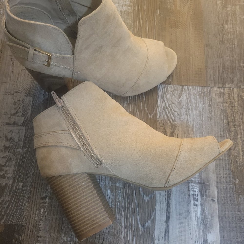 Booties Size 9 - Picture 2 of 4